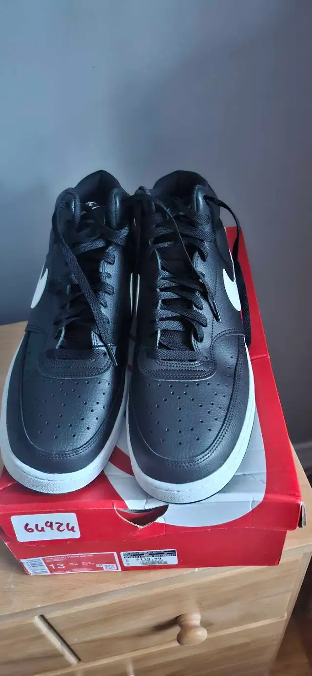 Espadrilles neuf Nike pour hommes gr 13 (80$)