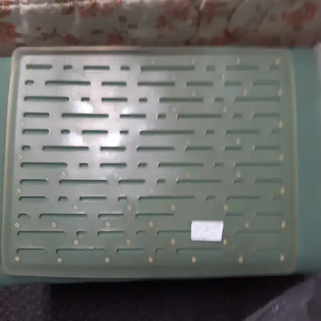 1 TAPIS CAOUTCHOUC 13'x16' PROTECTEUR ÉVIER: $5.00