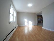 1 Bedroom Apartment/Bright/Cozy/Secured Building/Heat included - Photo 2