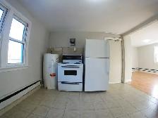 1 Bedroom Apartment/Bright/Cozy/Secured Building/Heat included - Photo 4