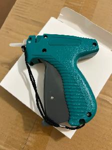 Tagging Gun and Replacement Needle - Photo 2