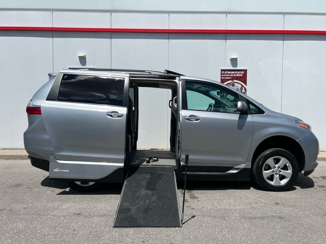 2016 Toyota Sienna XLE-WHEELCHAIR ACCESSIBLE VAN-SUNROOF-LEATHER