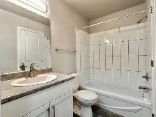 Century Park - Modern Newly Renovated 2 Bedroom Apt - Photo 5