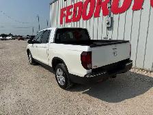2017 Honda Ridgeline AWD - Photo 2