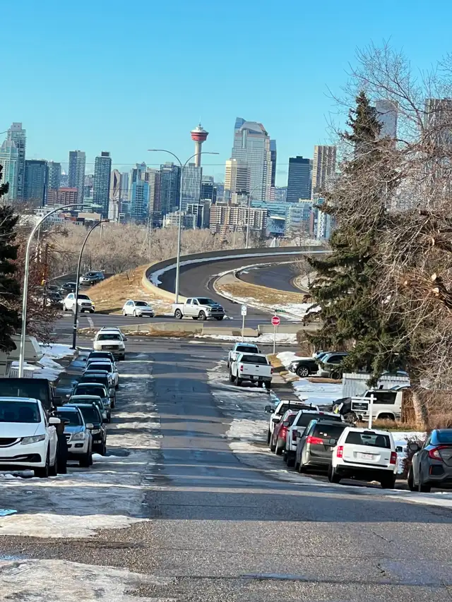 5 min Walk to Franklin / Barlow Max Bell Ctrain / 9 min Downtown