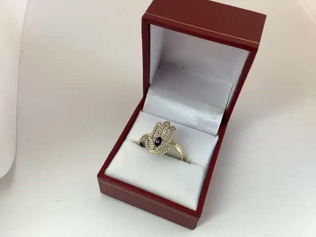bague en or 10k  avec main