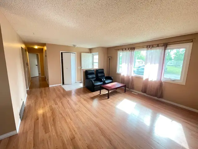 Clean & bright furnished main floor private BRs for rent in SE