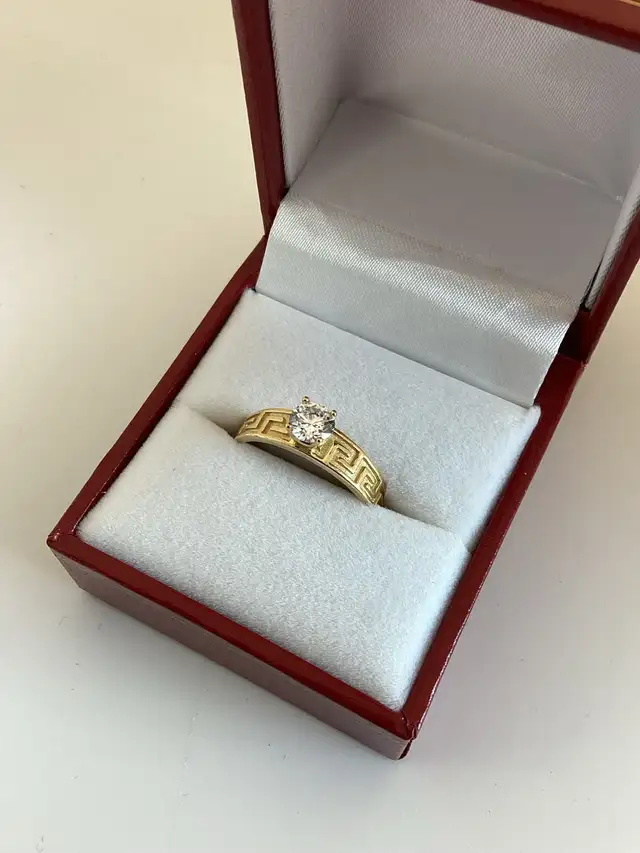 bague en or 10k avec pierre blanche