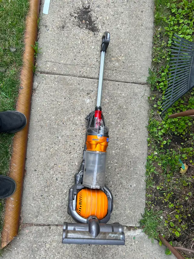 DYSON upright vacuum c/w accessories (works well)AS PICTURED