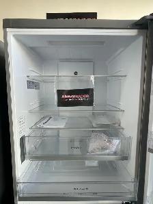 NEW 31" GE Counter Depth Bottom Freezer Fridge (17.7 Cu.Ft) - Photo 5