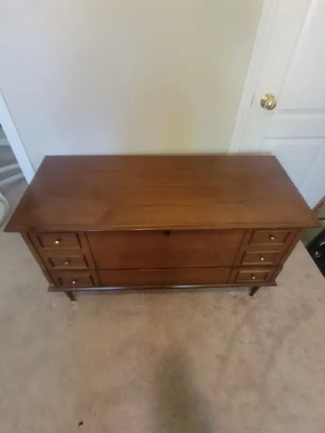 Vintage Honderich Furniture 1960s Cedar-Lined Chest of Drawers