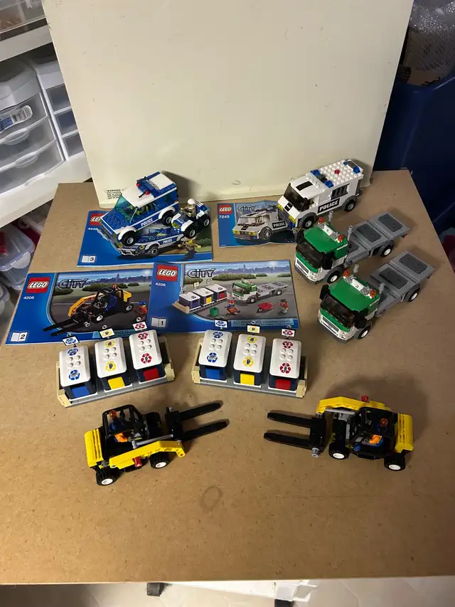 LARGE LOT OF LEGO SETS & VINTAGE PLATES AND PARTS