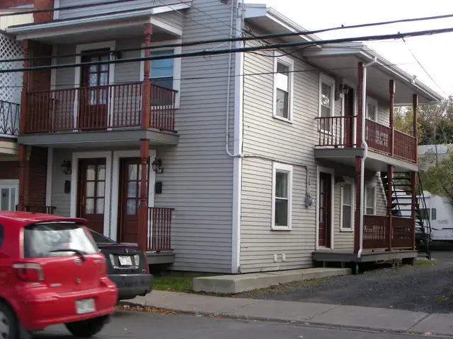 3 1/2 / VIEUX ST-JEAN/ REZ-DE-CHAUSSÉE/DUPLEX