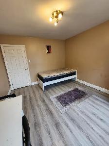 Large room, utilities wifi parking included, Wilson and Bathurst - Photo 4