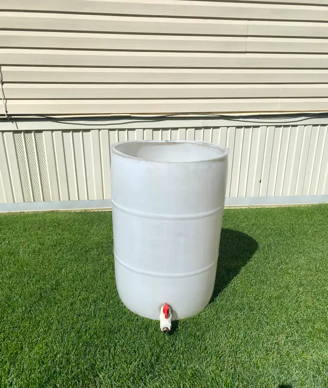 RAIN BARREL WITH DRAIN TAP