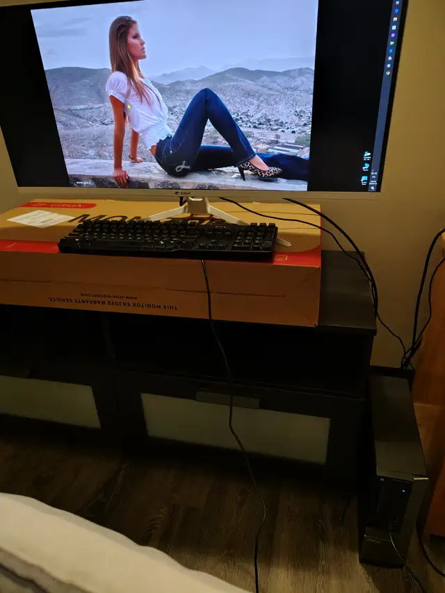 Crua 34' Monitor