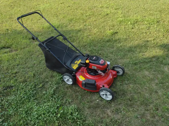Tondeuse a gazon YARD MACHINE 6.5 hp 21'' de coupe avec sac