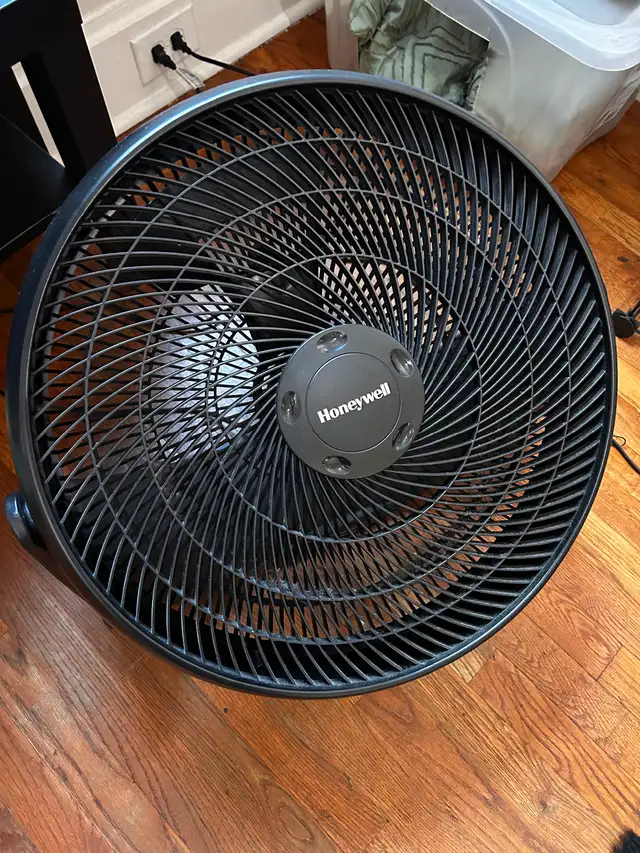 Floor fans - Honeywell TurboForce 18" - good condition