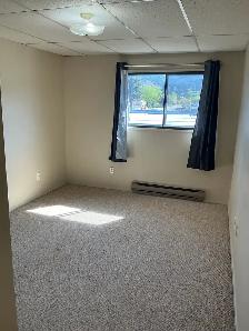 Beautiful 2 Bedroom -top floor - cat friendly - Photo 10