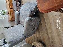 A DONNER A DONNER Fauteuil de type Lazyboy en cuir brun foncé.