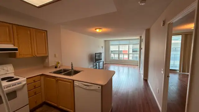 Lease 2 2 Condo - Bay & College St. Downtown near U of Toronto