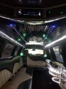 14 Pax Lincoln Navigator Limo - Photo 7