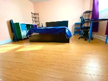 Fully Furnished rooms 4 females near Fairview Mall/Don mills - Photo 4