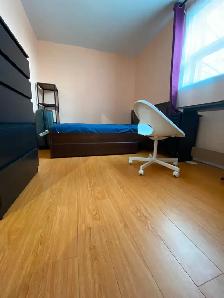 Fully Furnished rooms 4 females near Fairview Mall/Don mills - Photo 8