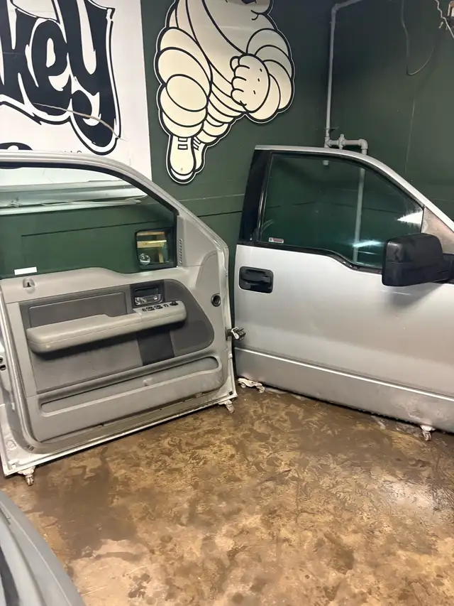 Ford f-150 XIt Driver/Passenger doors 2004-06 Silver$50each