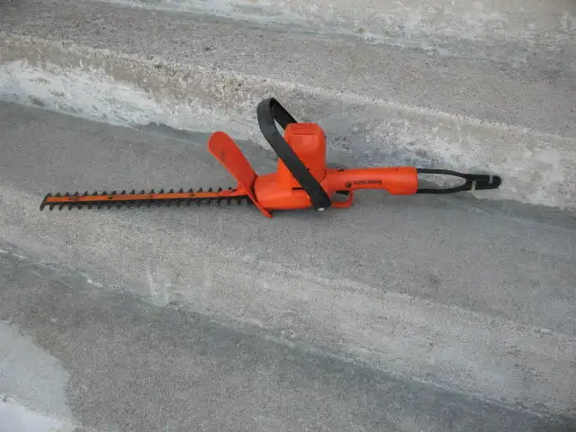 Black and Decker 16 Inch Corded Hedge Trimmer