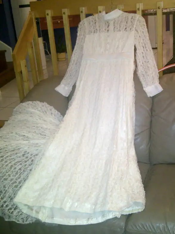 BELLEROBE ÀMARIÉE DENTELLE SUR DENTELLE TRAINE GR 4à6 FEM $50.00