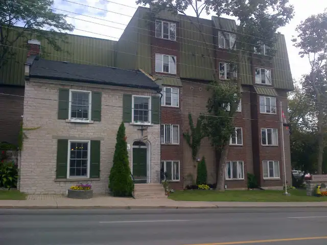 IDEAL LOCATION - walk to KHSC, Queens, amenities