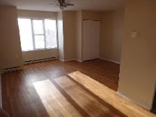 IDEAL LOCATION - walk to KHSC, Queens, amenities - Photo 2