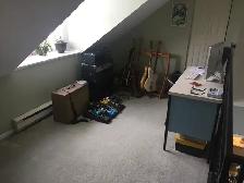 2 LEVEL 1.5 br apt. Very large with 20’ stone fireplace. locatio - Photo 3