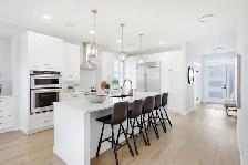 Stunning 4bdrm Bungalow w/Triple Att Garage on a Prime Lake Lot! - Photo 3