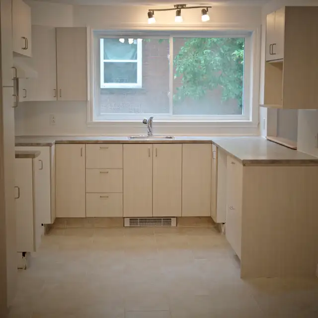 5 ½ Ground Floor Apartment in Ahuntsic with Parking