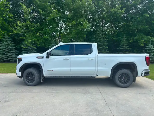 2024 GMC Sierra 1500 Crew AT4 4WD