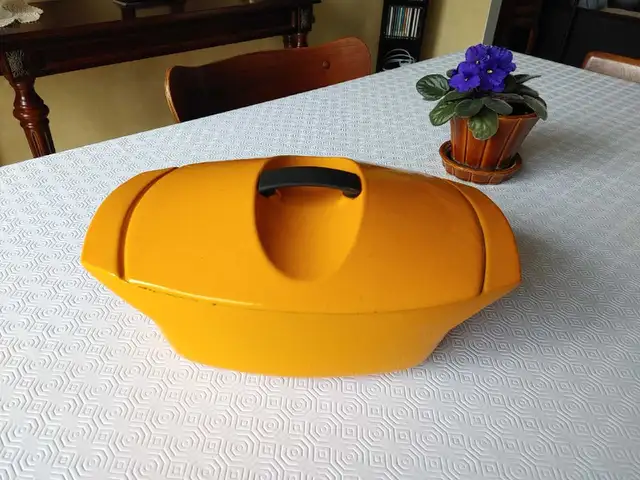 Cocotte LE CREUSET ' La Coquelle ' fonte émaillée ( France )