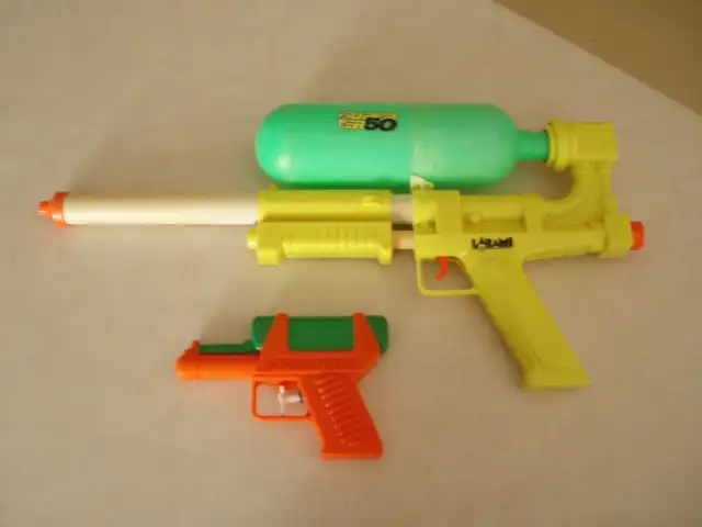 VINTAGE ORIGINAL 1990'S SUPER SOAKERS