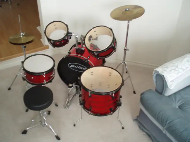 CHILD'S DRUM SET  ( FULL SET UP ) - EXCELLENT CONDITION