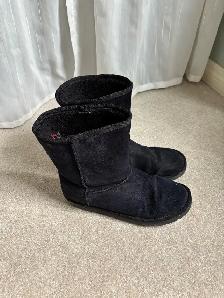 Black ‘Ugg’ style mid boots - Photo 2