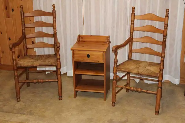 Ensemble chaises antique et table impeccable