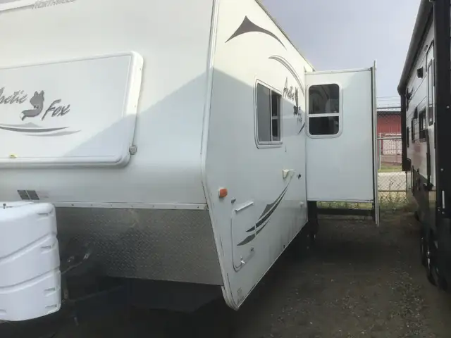 2011- 25Y Artic Fox Travel Trailer