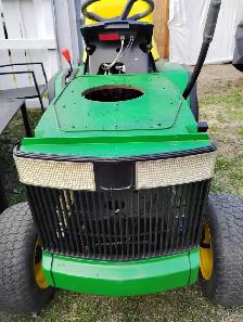 John Deere GT262 garden tractor STRIPPED FOR PARTS! - Photo 2