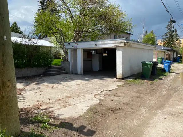 Single detached garage and parking lot in desirable Banff Trail