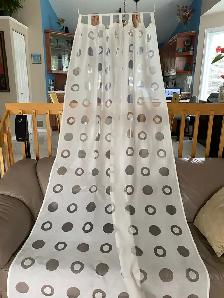 1 BEAU GRAND RIDEAU BLANC 8 PIEDS HAUTx5 PIEDS DE LARGE: $10.00