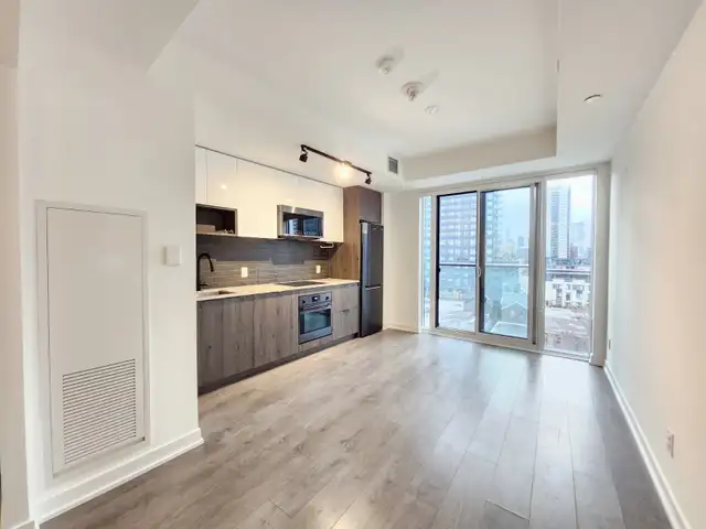 Rare 1 Den Downtown Condo  2 full Bathrooms at 663sf!