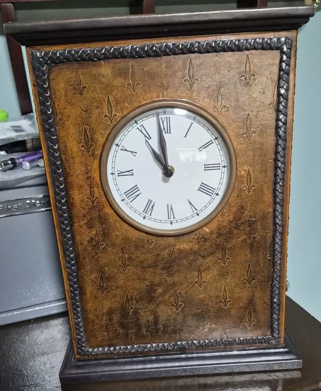 VINTAGE-STYLE FLEUR-DE-LIS MANTEL CLOCK – BRONZE – TESTED – C$25