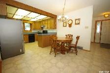 650$/month MAIN FLOOR - LAKEVIEW- Center mall - Photo 2