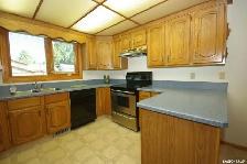 650$/month MAIN FLOOR - LAKEVIEW- Center mall - Photo 3